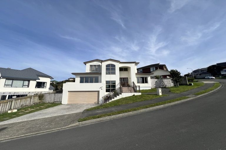 Photo of property in 26 Tamworth Crescent, Newlands, Wellington, 6037