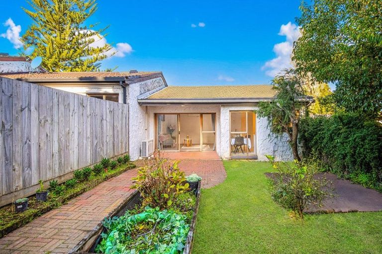 Photo of property in 3/550 Glenfield Road, Glenfield, Auckland, 0629