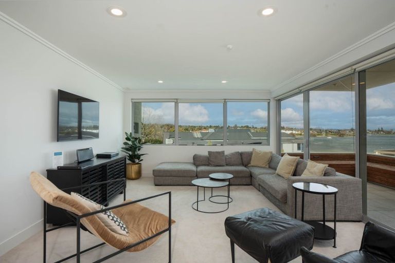 Photo of property in 225 Lake Terrace, Waipahihi, Taupo, 3330