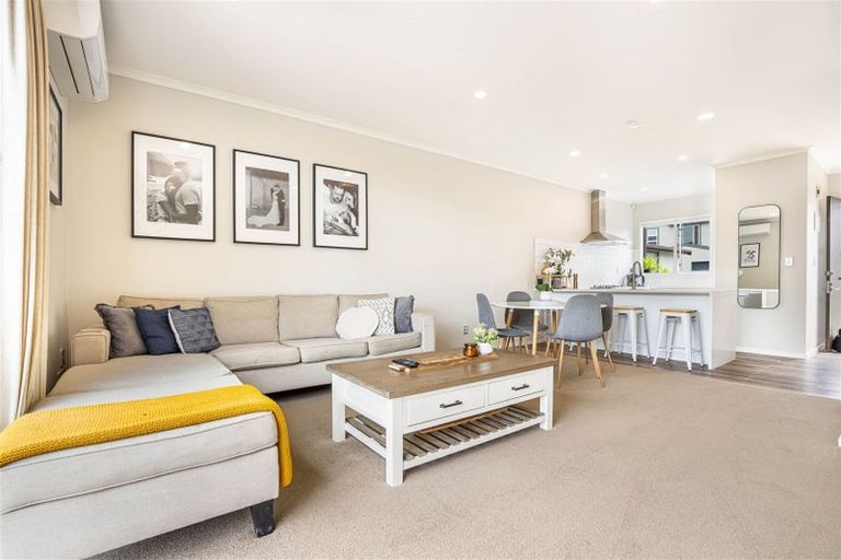 Photo of property in 9s Clearwater Cove, West Harbour, Auckland, 0618