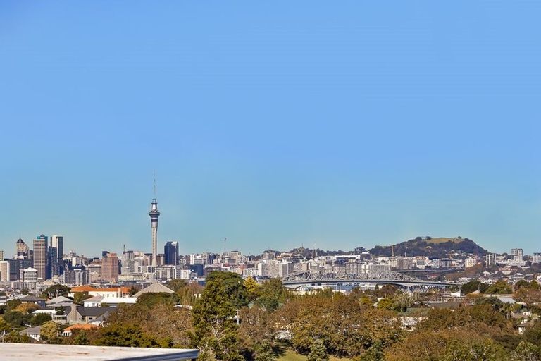 Photo of property in 17 Lydia Avenue, Northcote, Auckland, 0627