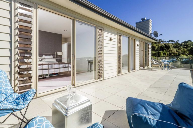 Photo of property in 121 Wade River Road, Stanmore Bay, Whangaparaoa, 0932