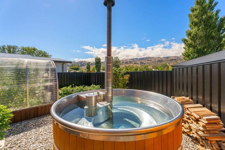 Photo of property in 52 Stratford Drive, Mount Pisa, Cromwell, 9383