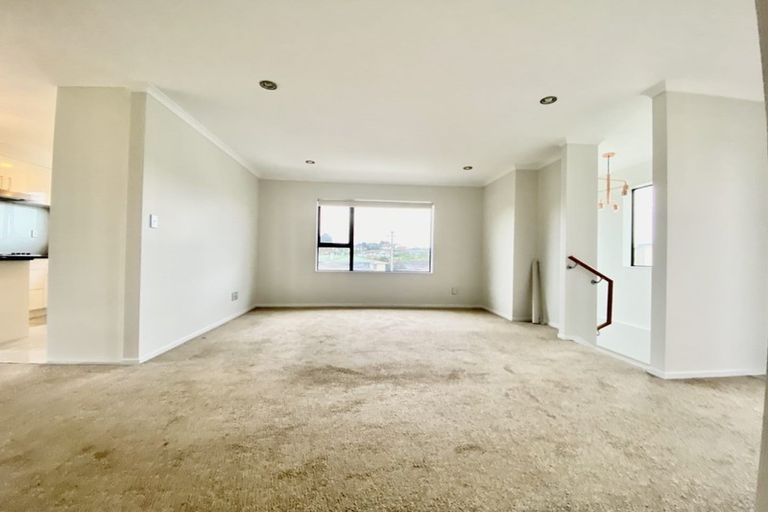 Photo of property in 14 Ray Small Drive, Papakura, 2110