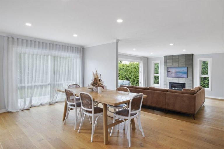 Photo of property in 10 Litchfield Place, Clarks Beach, 2122