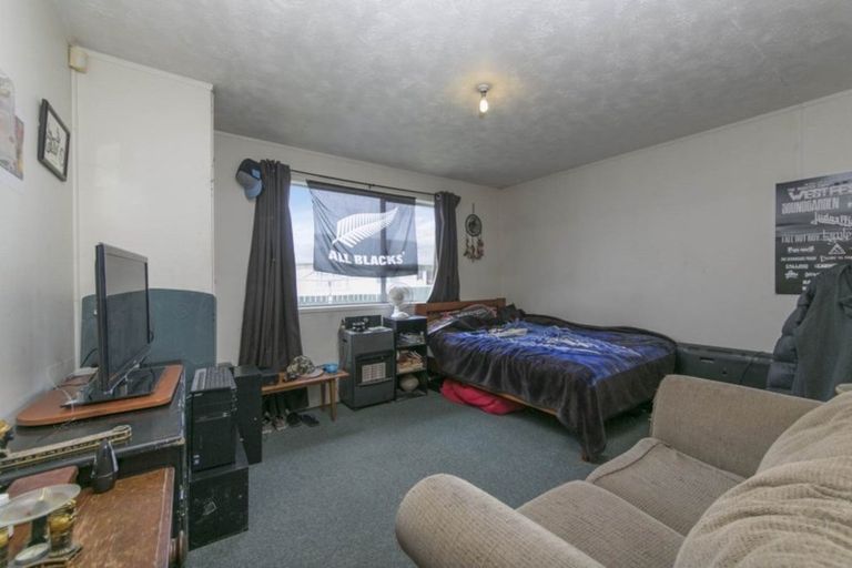 Photo of property in 2/89 Bruce Mclaren Road, Henderson, Auckland, 0612