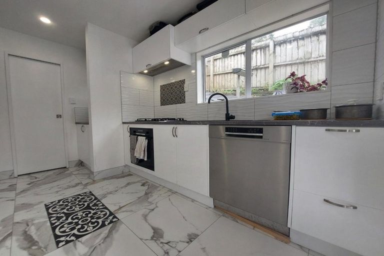 Photo of property in 5/24 Eastglen Road, Glen Eden, Auckland, 0602