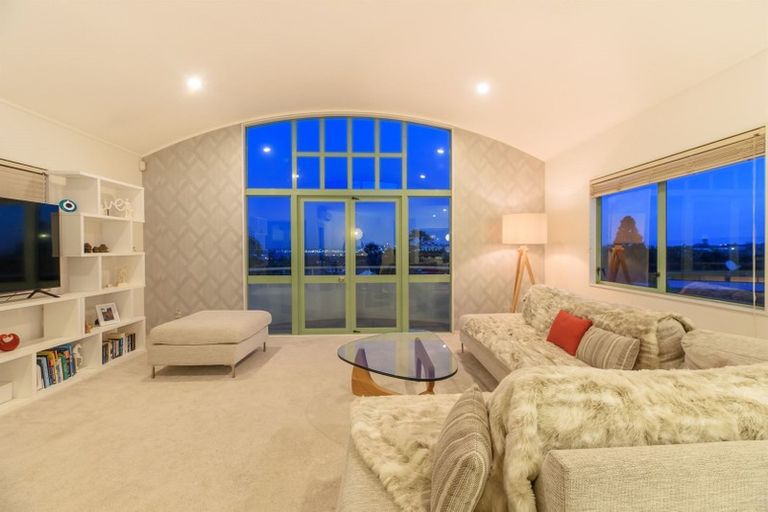 Photo of property in 1/7 Kaihu Street, Northcote, Auckland, 0627