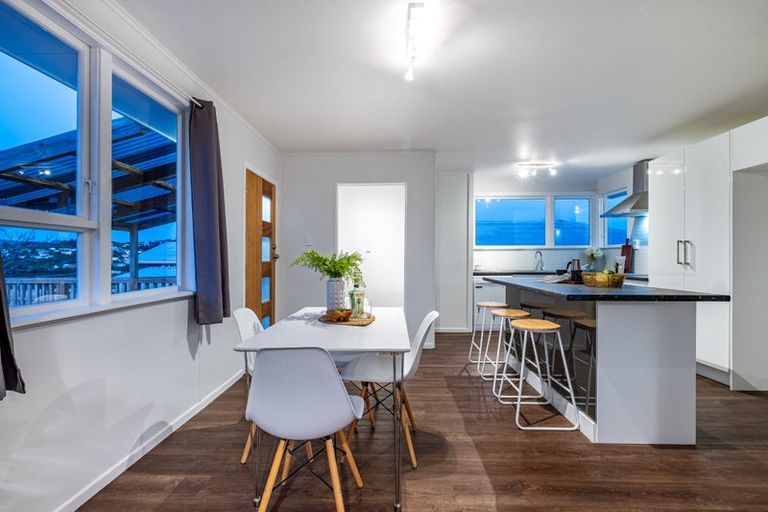 Photo of property in 32 Beauzami Crescent, Ascot Park, Porirua, 5024