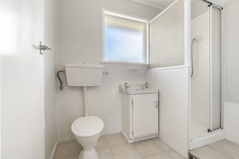 Photo of property in 2/77a Wellington Street, Howick, Auckland, 2014