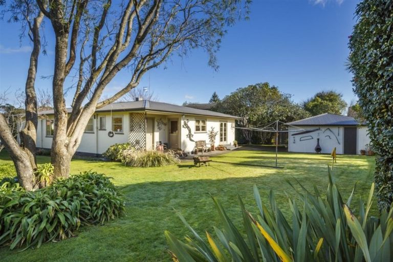 Photo of property in 11 Athlone Place, Hokowhitu, Palmerston North, 4410