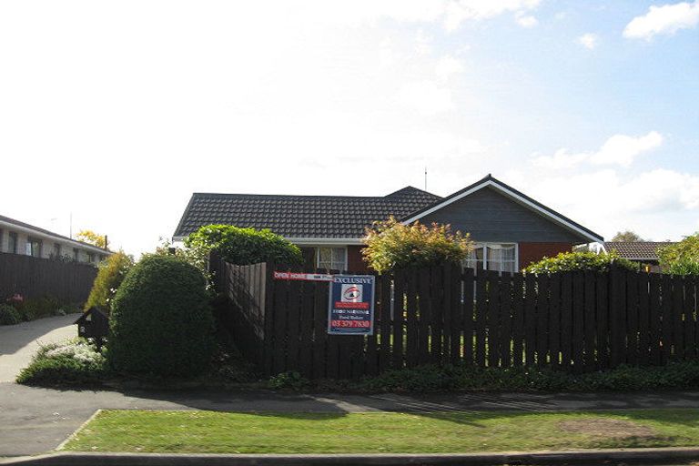 Photo of property in 2/8 Montclare Avenue, Ilam, Christchurch, 8041