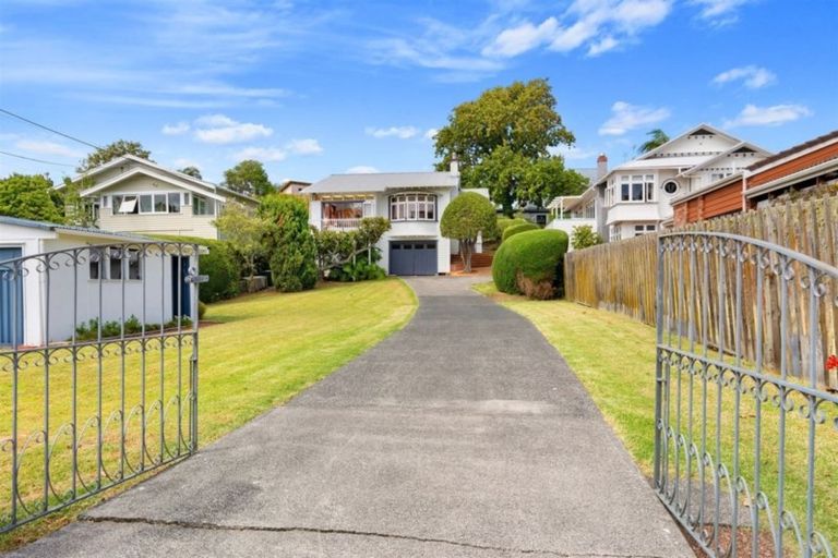 Photo of property in 32 Wairoa Road, Narrow Neck, Auckland, 0624