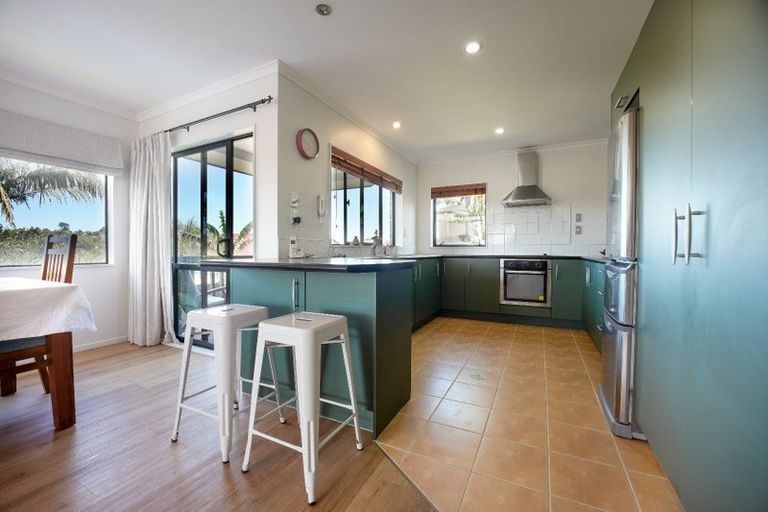 Photo of property in 38 Rivervale Grove, Stanmore Bay, Whangaparaoa, 0932
