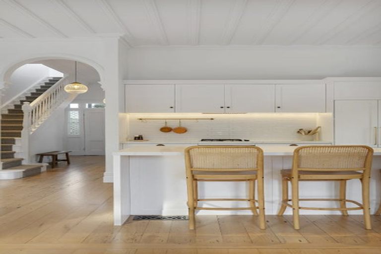 Photo of property in 28 Princes Street, Northcote Point, Auckland, 0627