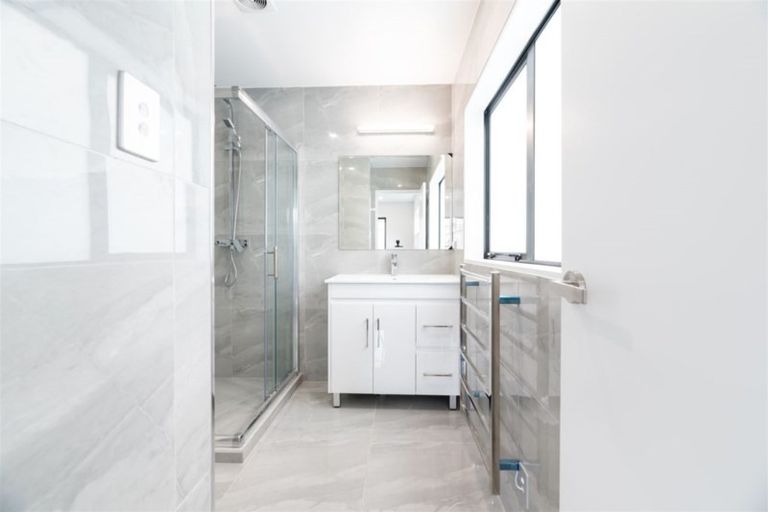 Photo of property in 18b Riverpark Crescent, Henderson, Auckland, 0610