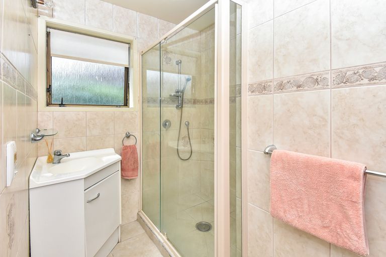 Photo of property in 13a Lawson Way, Weymouth, Auckland, 2103