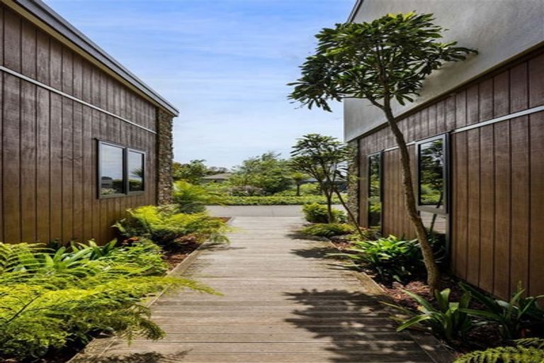 Photo of property in 1b Links Drive, Waiwhakaiho, New Plymouth, 4312