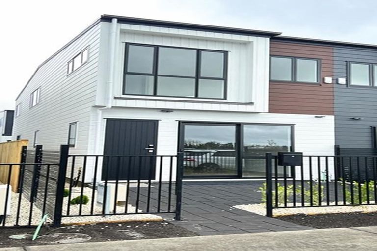 Photo of property in 11 Aramata Road, Papakura, 2110