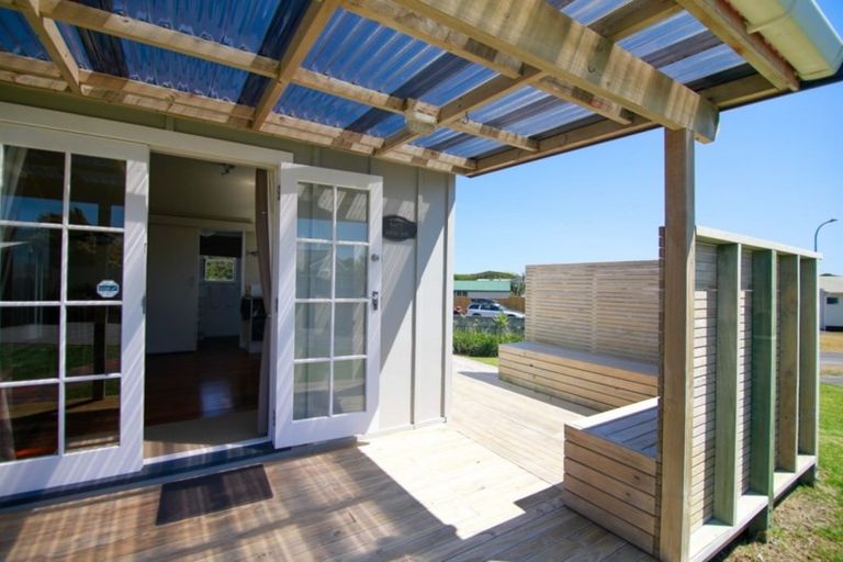 Photo of property in 5 Te Awe Awe Grove, Himatangi Beach, Foxton, 4891