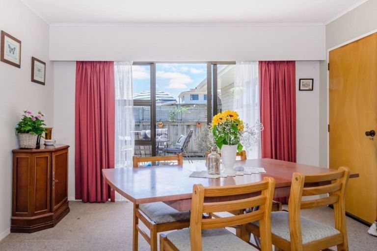 Photo of property in 6 Rewarewa Crescent, Waikanae, 5036