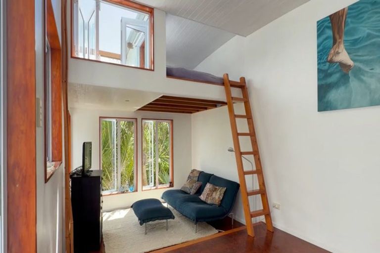 Photo of property in 17 Rayner Road, Piha, New Lynn, 0772