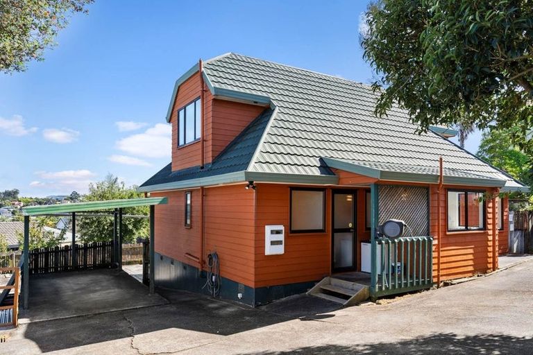 Photo of property in 2/7 Altair Place, Windsor Park, Auckland, 0632