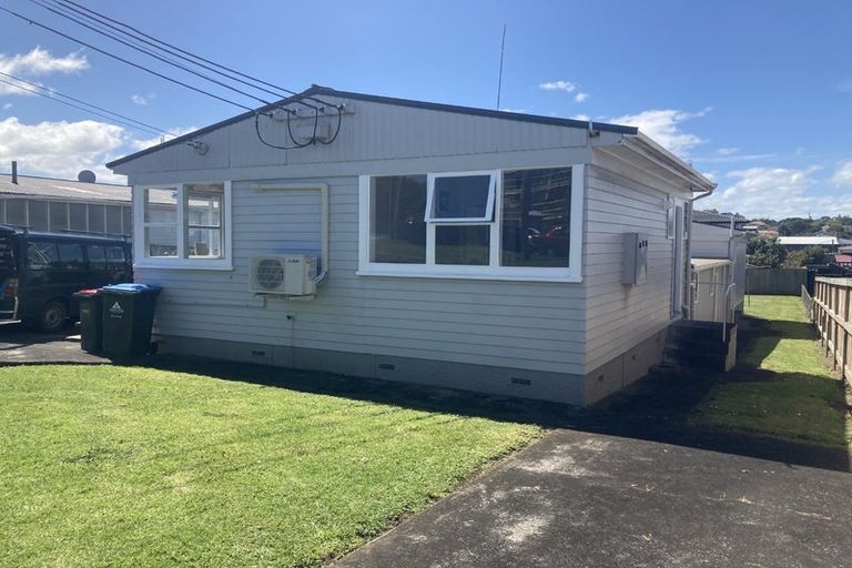 Photo of property in 15 Stamford Park Road, Mount Roskill, Auckland, 1041