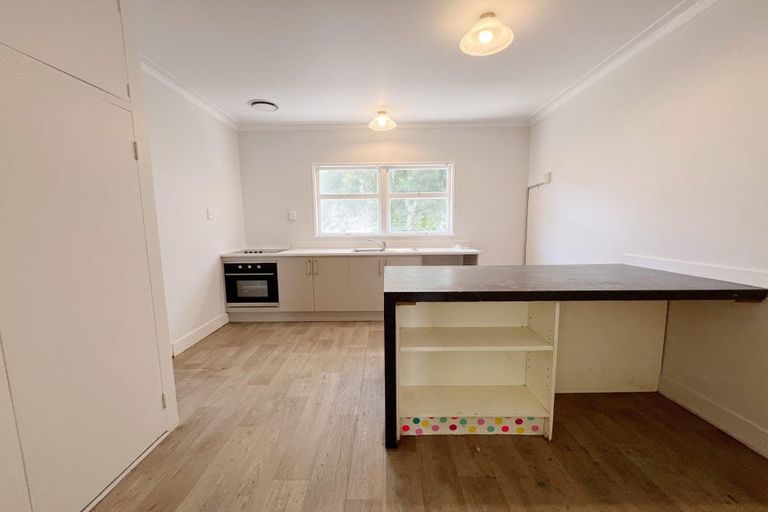 Photo of property in 18 Woodford Avenue, Henderson, Auckland, 0610