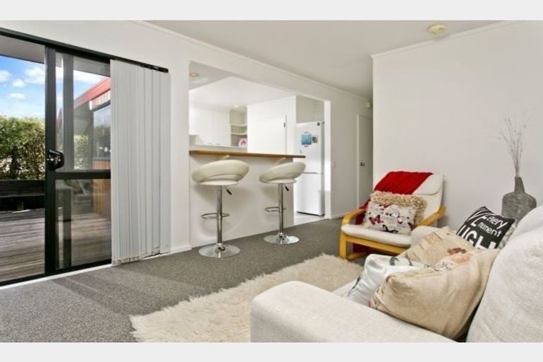 Photo of property in 24 Chedworth Drive, Glenfield, Auckland, 0629