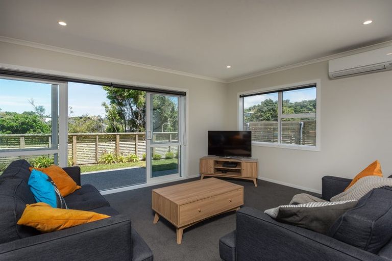 Photo of property in 2/20 Glanmire Road, Newlands, Wellington, 6037