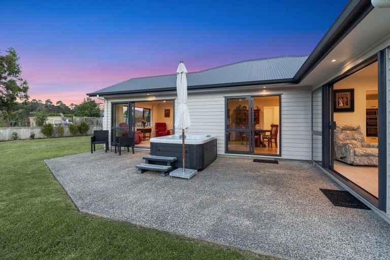 Photo of property in 18 Applemoors Way, Riverhead, 0820