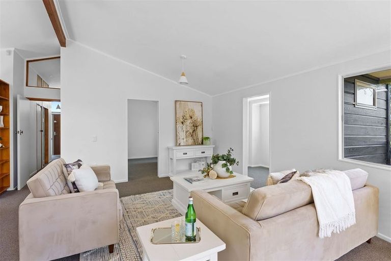 Photo of property in 15 Ruru Street, Waikanae, 5036