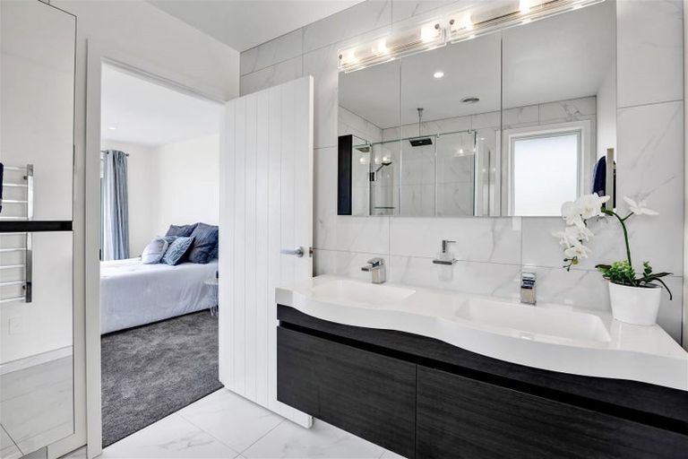 Photo of property in 4 Vardon Way, Waiwhakaiho, New Plymouth, 4312