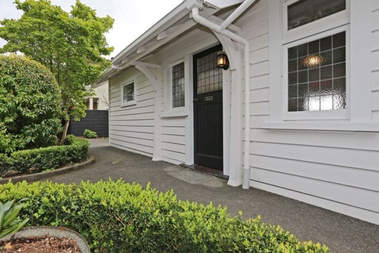 Photo of property in 17 Selwyn Road, Hospital Hill, Napier, 4110