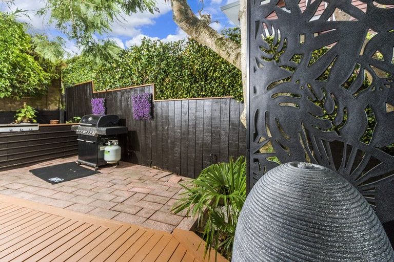 Photo of property in 2/20 Kiteroa Terrace, Rothesay Bay, Auckland, 0630