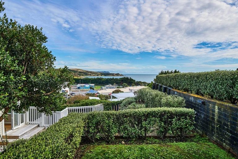 Photo of property in 9 Mana View Road, Paremata, Porirua, 5026