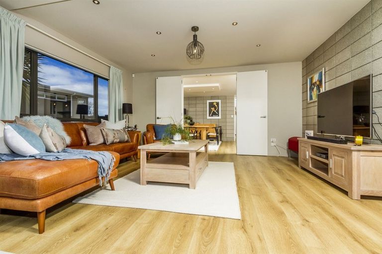 Photo of property in 2/304 Beach Road, Campbells Bay, Auckland, 0630