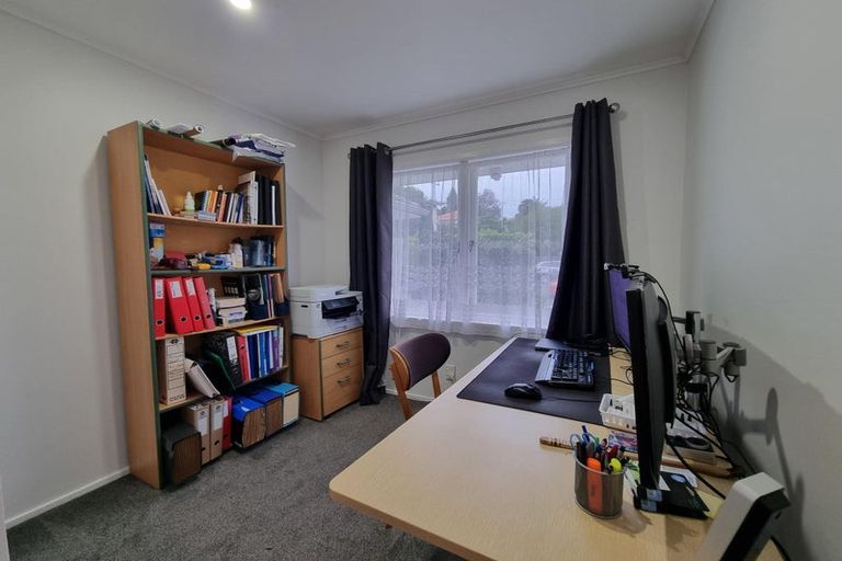 Photo of property in 1 Selwyn Crescent, Forrest Hill, Auckland, 0620