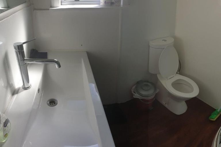 Photo of property in 43 Lyndfield Lane, Newlands, Wellington, 6037