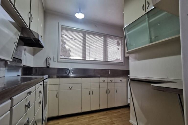 Photo of property in 32 Woodford Avenue, Henderson, Auckland, 0610