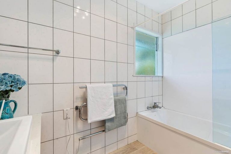 Photo of property in 23 Chivalry Road, Glenfield, Auckland, 0629