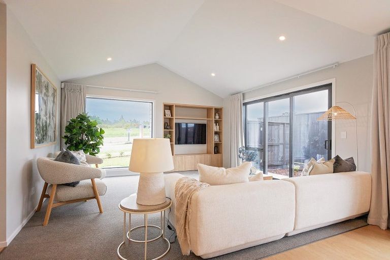 Photo of property in 1 Metoriti Crescent, Karaka, 2124