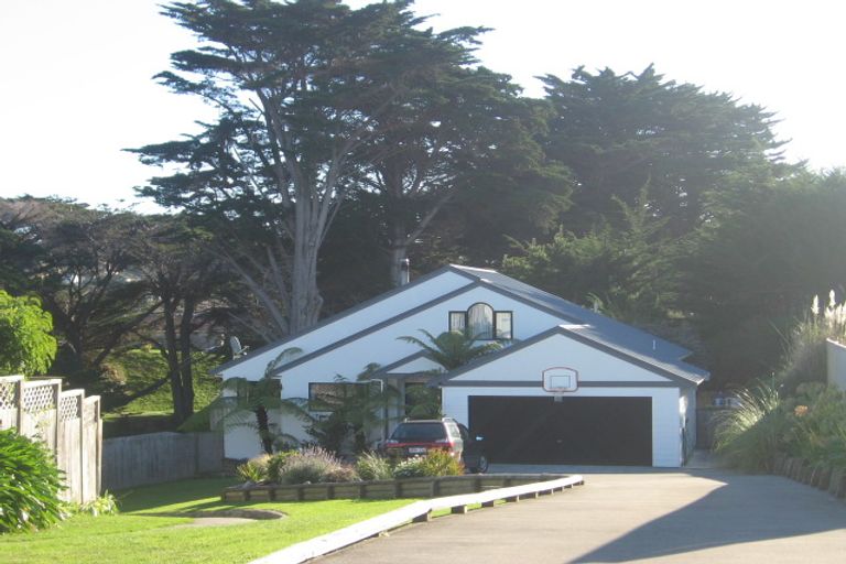 Photo of property in 30 Saunders Close, Whitby, Porirua, 5024