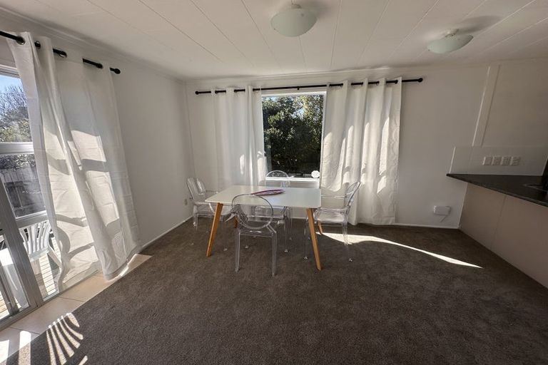 Photo of property in 2/811a Te Atatu Road, Te Atatu Peninsula, Auckland, 0610