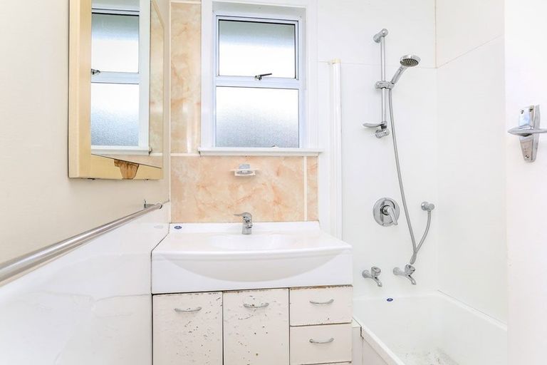 Photo of property in 19 Rospeath Crescent, Spotswood, New Plymouth, 4310