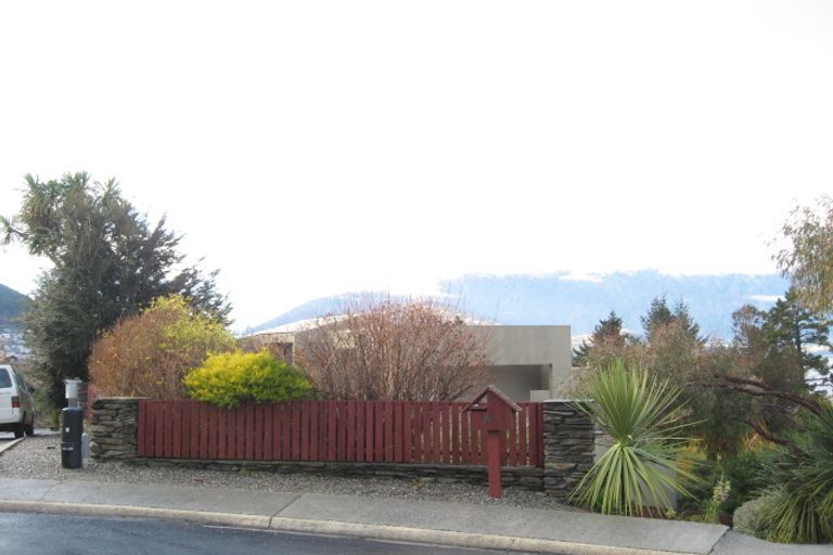 Photo of property in 19 Thorn Crescent, Fernhill, Queenstown, 9300