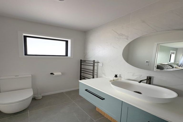 Photo of property in 37 Boeing Way, Newlands, Wellington, 6037