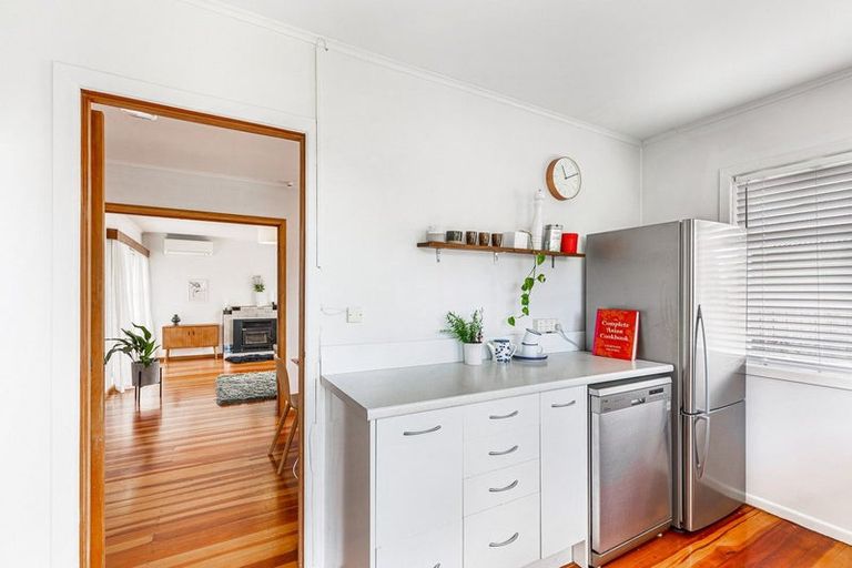 Photo of property in 16 Ward Crescent, Te Atatu Peninsula, Auckland, 0610