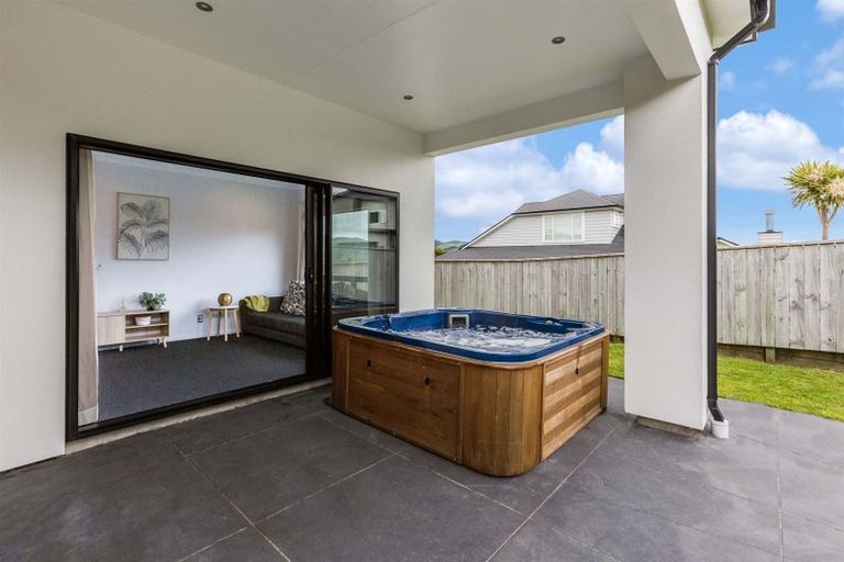 Photo of property in 68 Aotea Drive, Aotea, Porirua, 5024